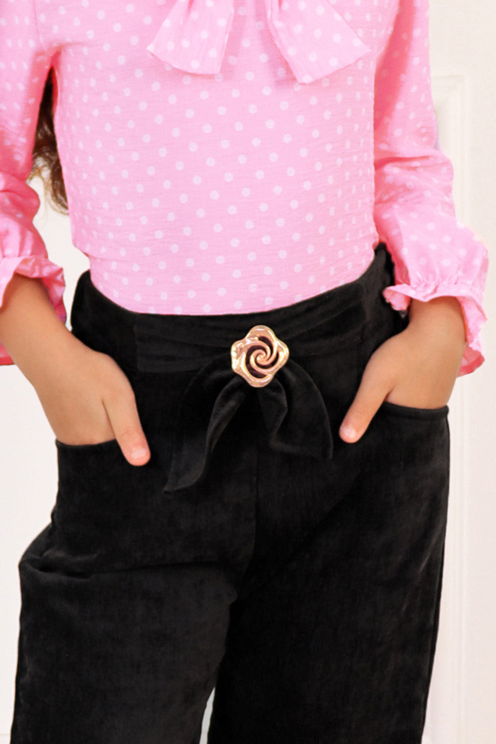 Pantalón Sastrero con Flor Dorada y Bolsillos Funcionales