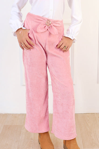 Pantalón Sastrero con Flor Dorada y Bolsillos Funcionales