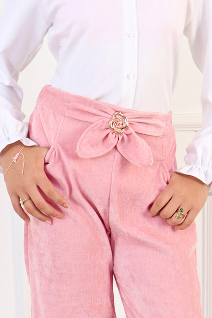 Pantalón Sastrero con Flor Dorada y Bolsillos Funcionales