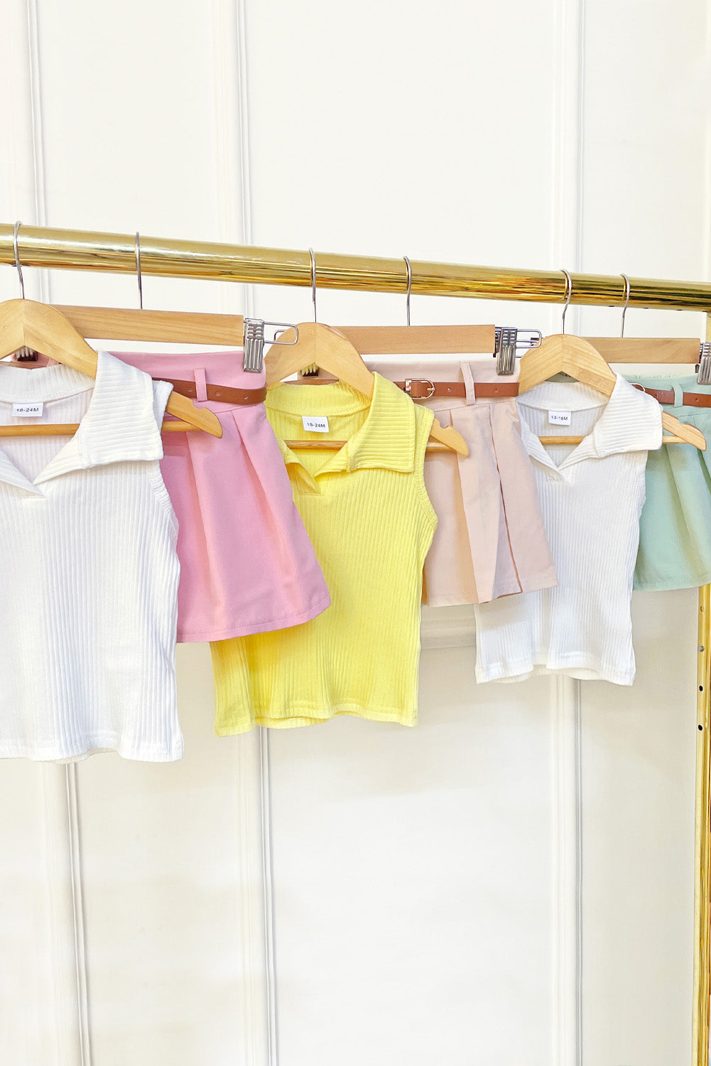 Set de Falda Short con Correa y Polo con Cuello Camisero