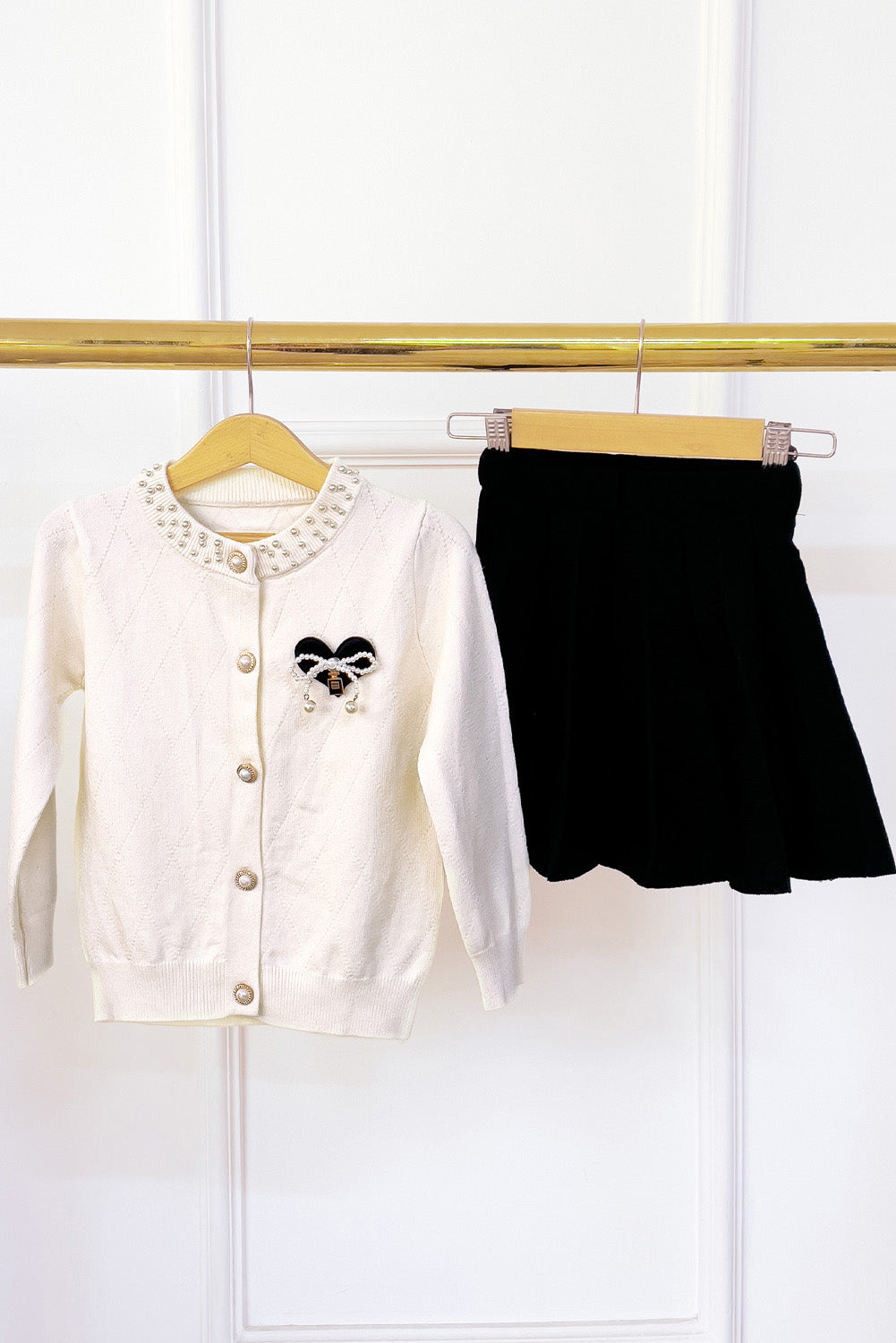 Set de Chompa con Perlas y Falda Tableada