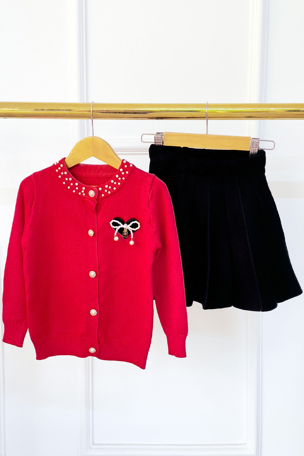 Set de Chompa con Perlas y Falda Tableada