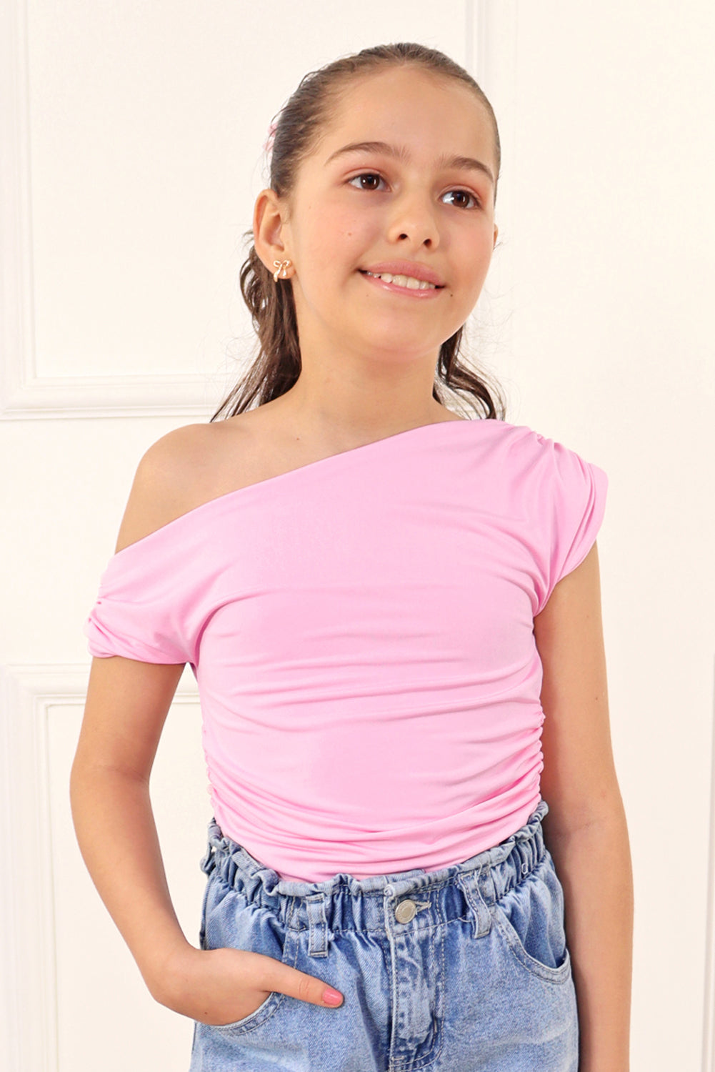 Top de hombro descubierto con delicado elasticado