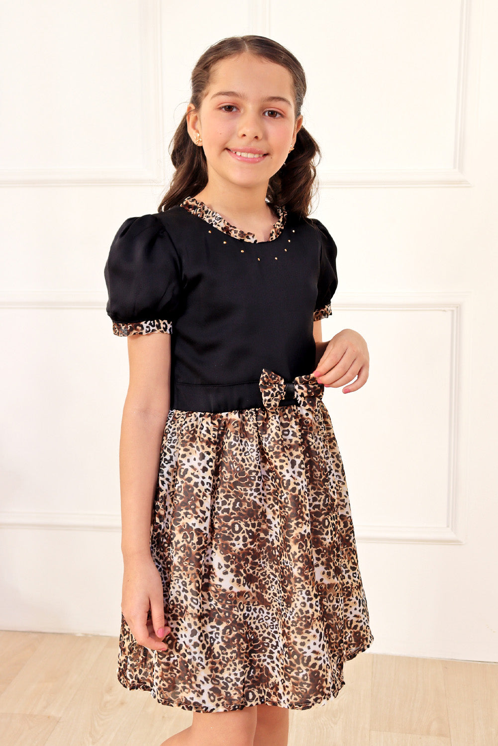 VESTIDO CON DISEÑO DE LUNARES Y PEDRERIA