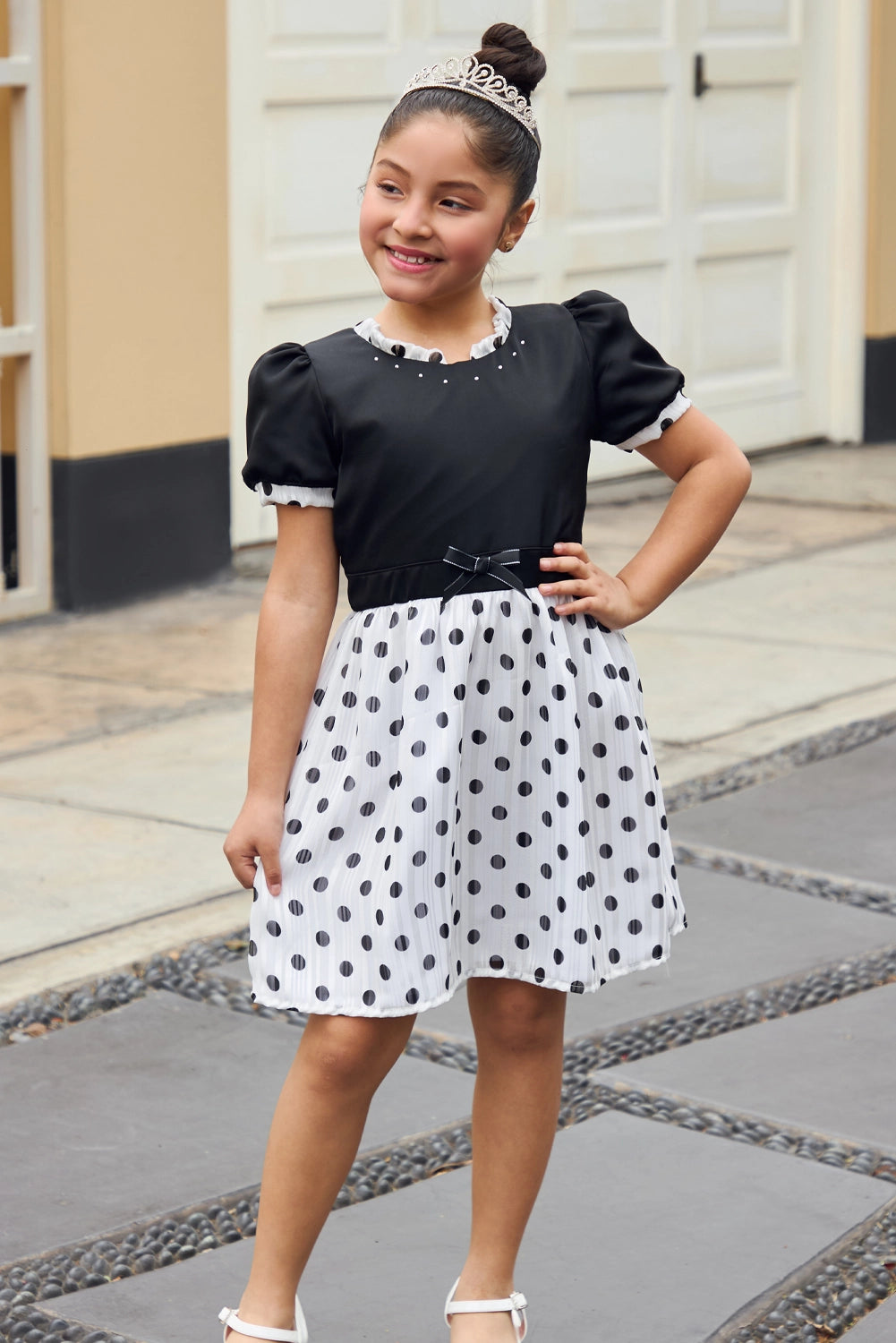 VESTIDO CON DISEÑO DE LUNARES Y PEDRERIA