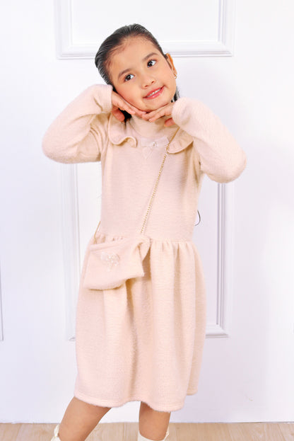 VESTIDO CHOMPERO DE CUELLO ALTO Y VOLANTES EN CANESU