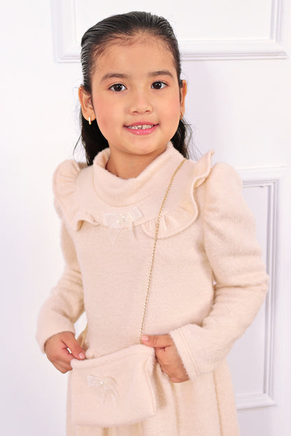 VESTIDO CHOMPERO DE CUELLO ALTO Y VOLANTES EN CANESU