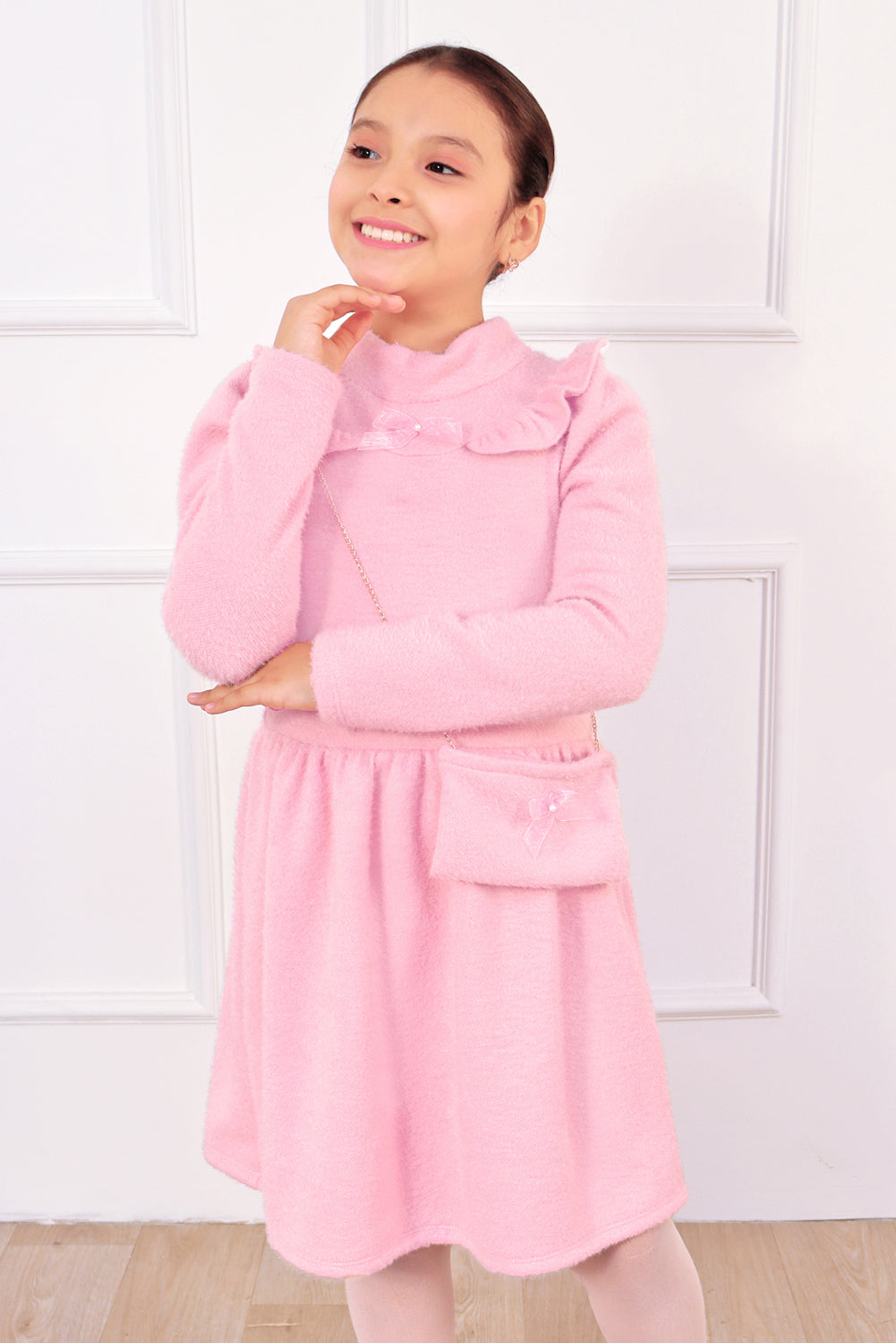 VESTIDO CHOMPERO DE CUELLO ALTO Y VOLANTES EN CANESU