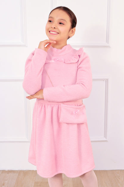 VESTIDO CHOMPERO DE CUELLO ALTO Y VOLANTES EN CANESU